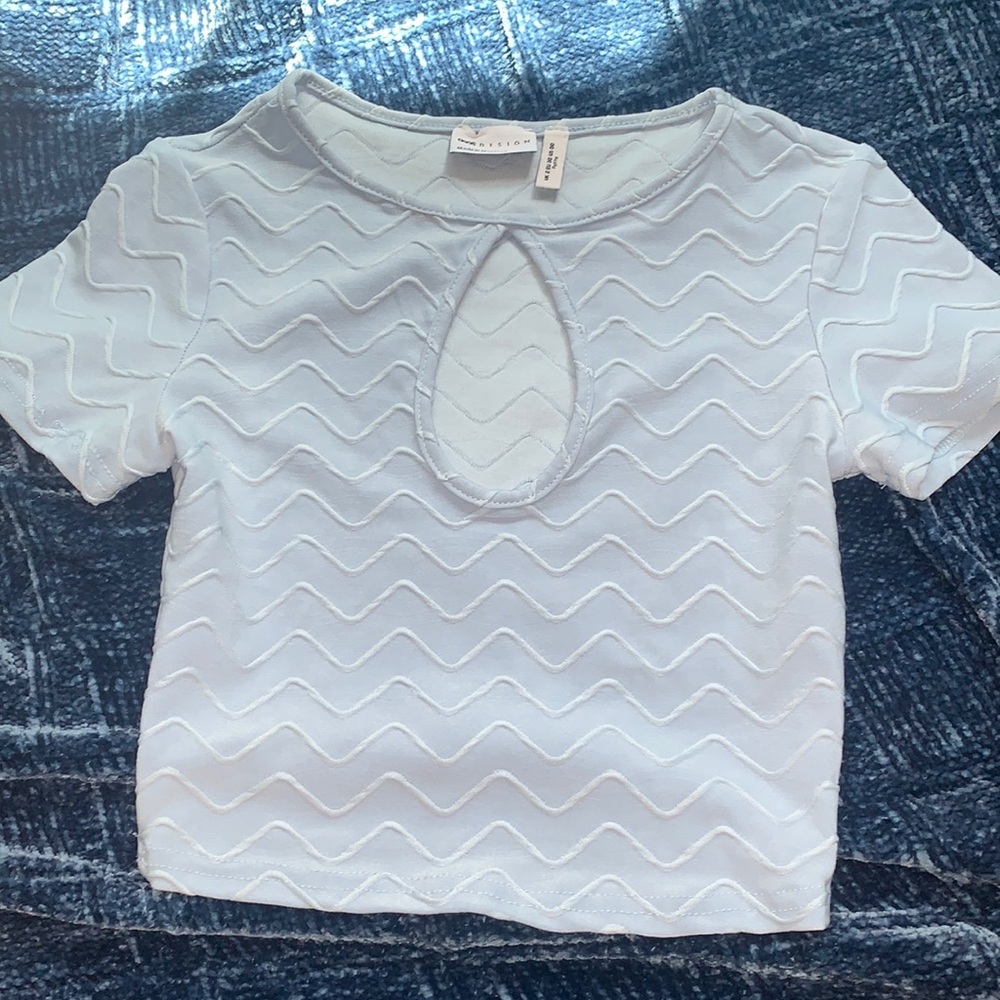 blue keyhole top